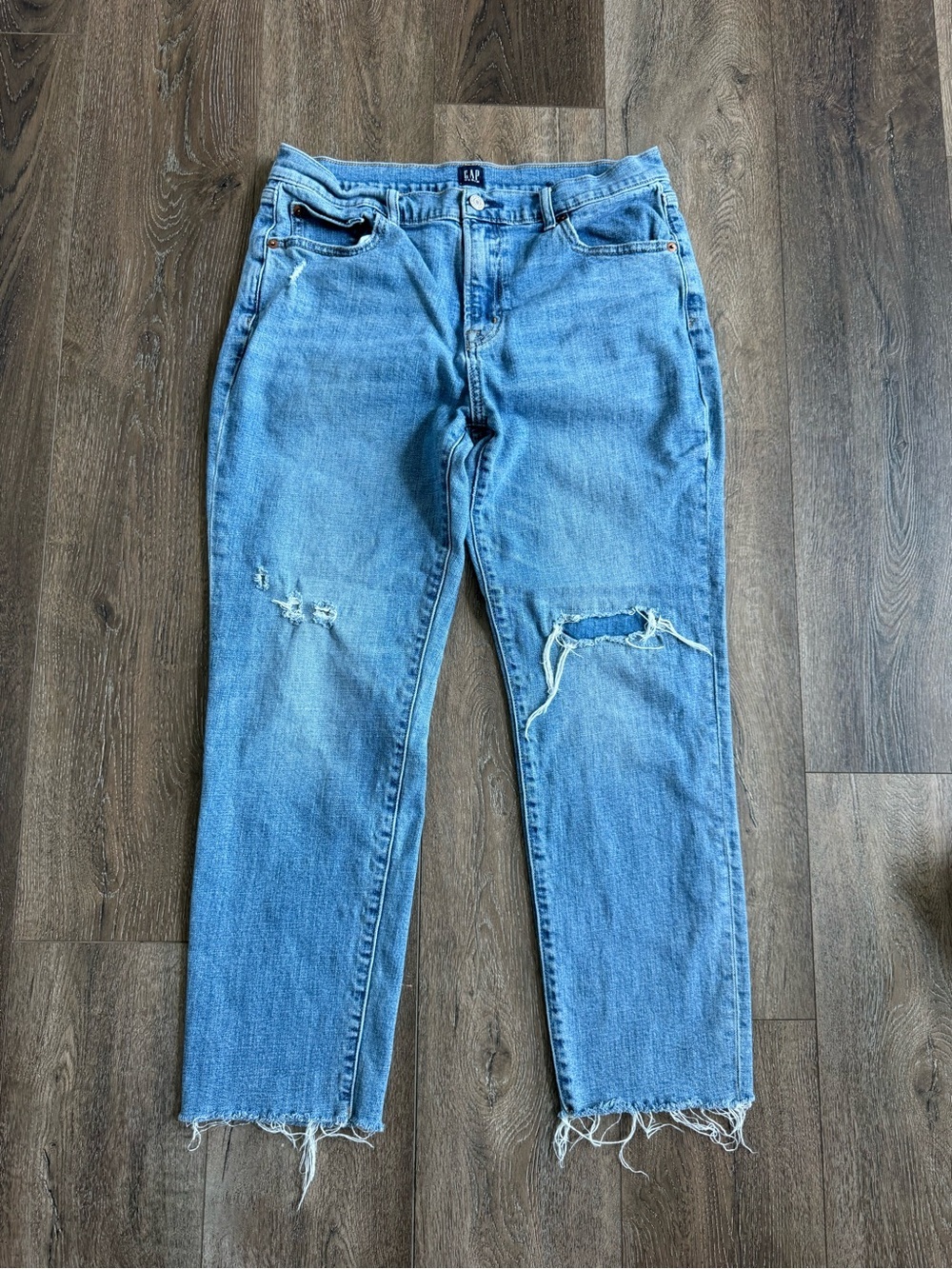 GAP Women’s Girlfriend Light Blue Relaxed Distressed Jeans Size 10/30